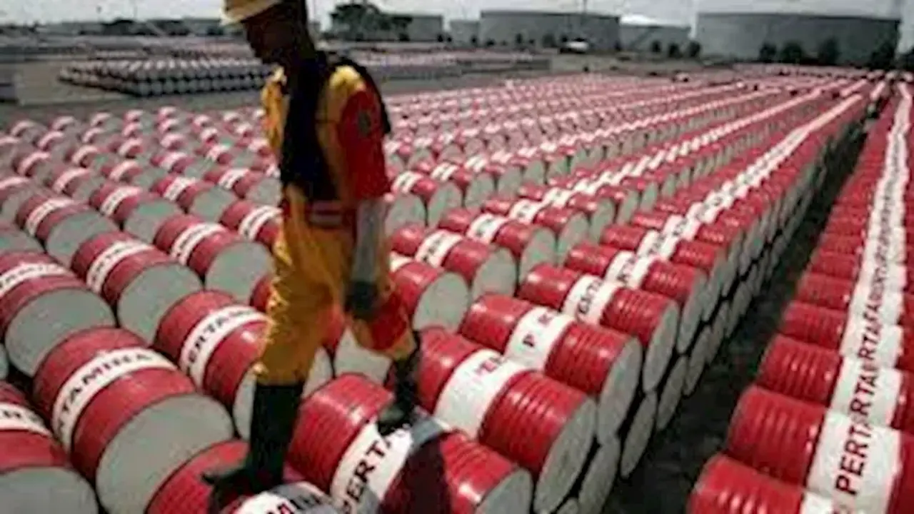 قفزة بأسعار النفط بنحو 4% وسط مخاوف الإمدادات وتجاوز خام برنت 98 دولاراً